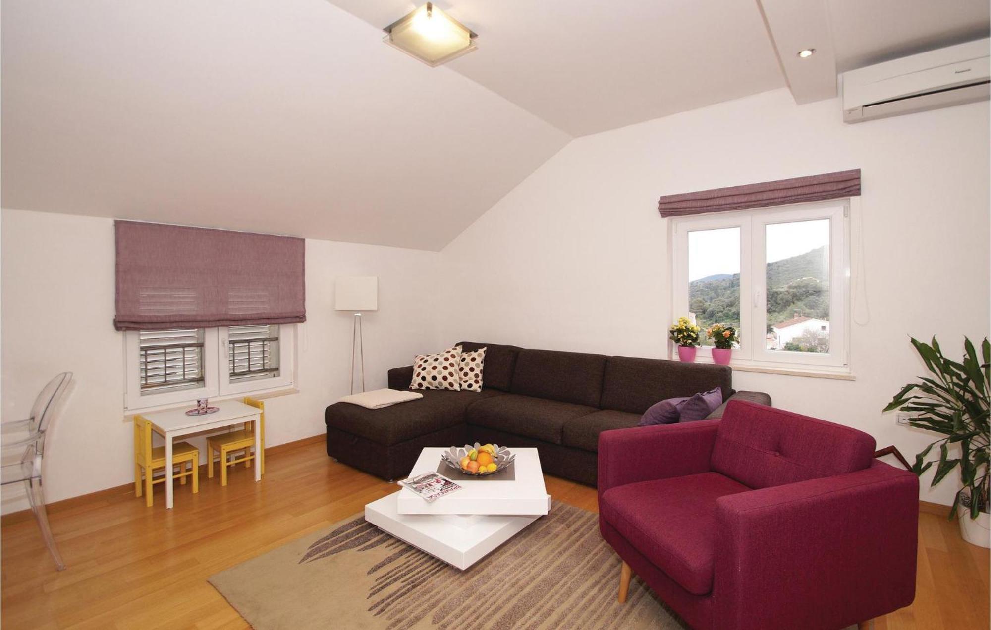 Three-Bedroom Apartment in Račišće Buitenkant foto