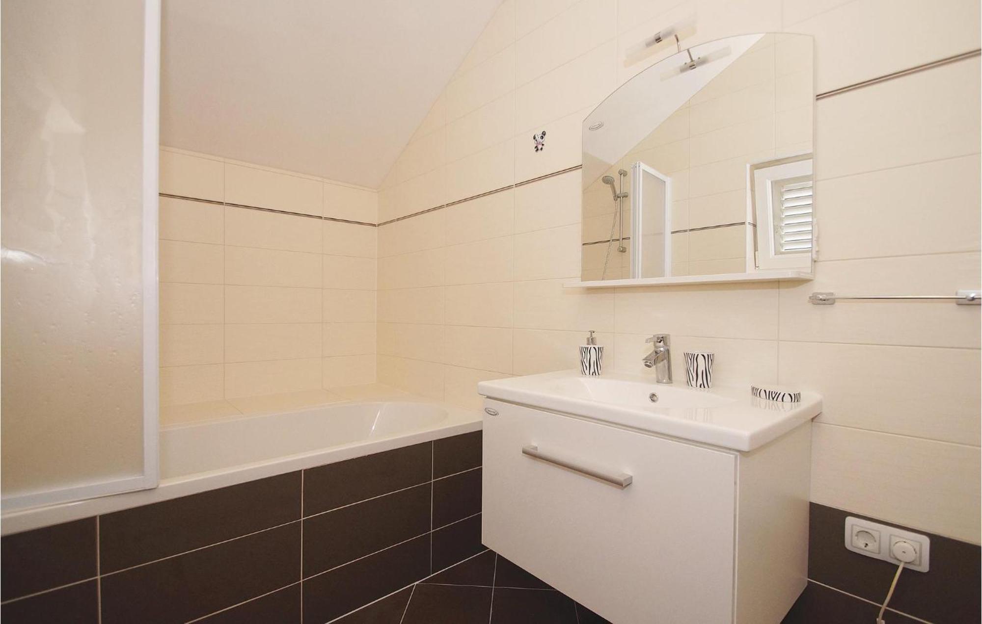 Three-Bedroom Apartment in Račišće Buitenkant foto