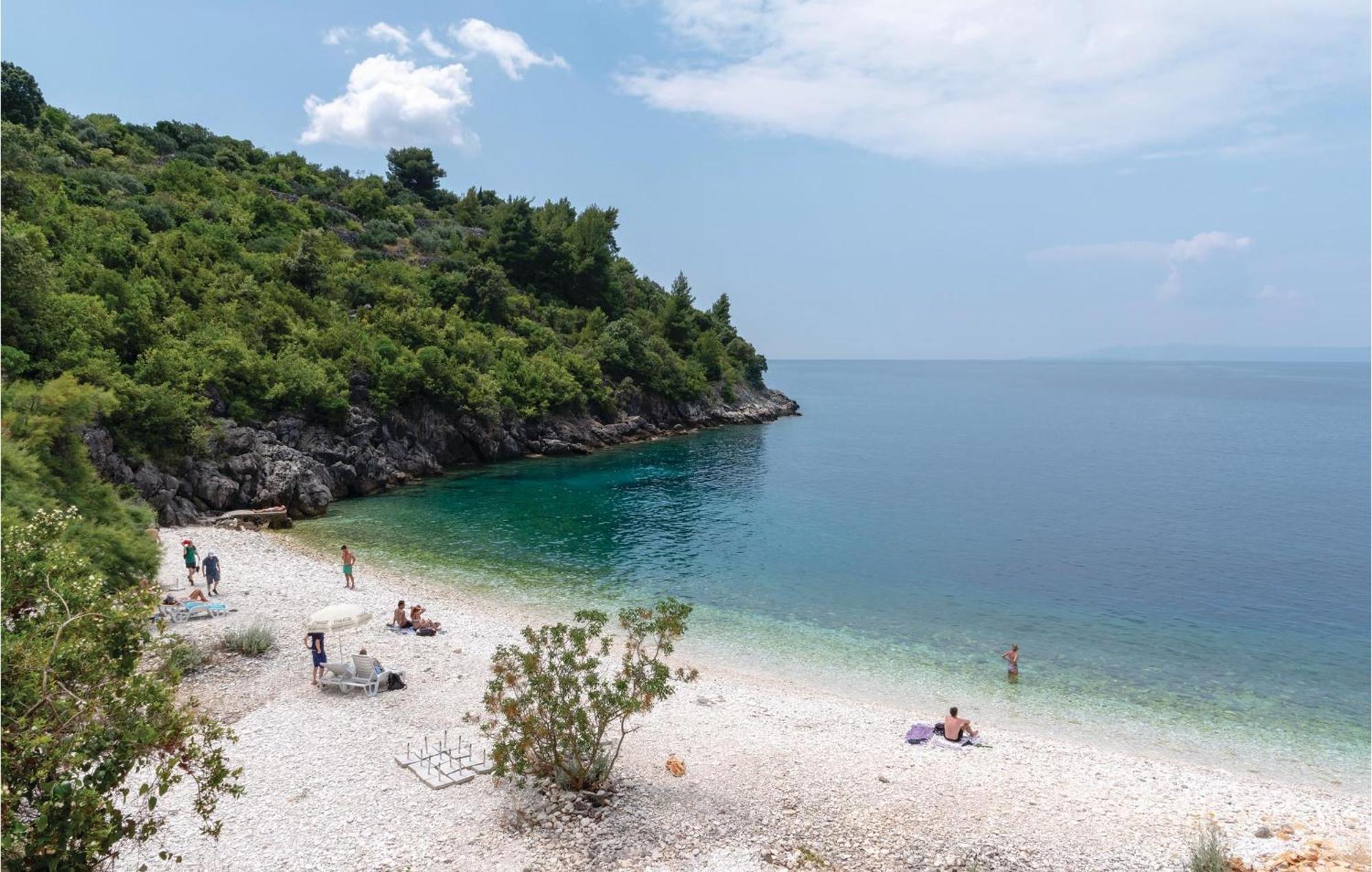 Three-Bedroom Apartment in Račišće Buitenkant foto